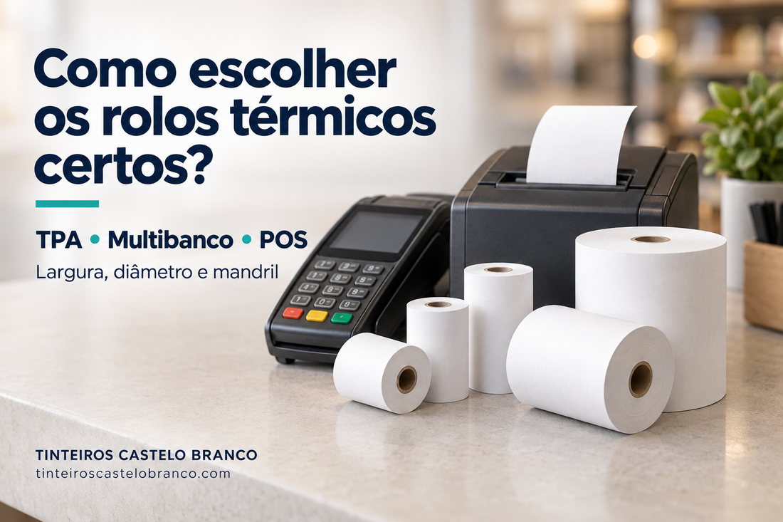 Rolos de papel térmico de diferentes tamanhos junto de um terminal de pagamento TPA e de uma impressora de talões POS.